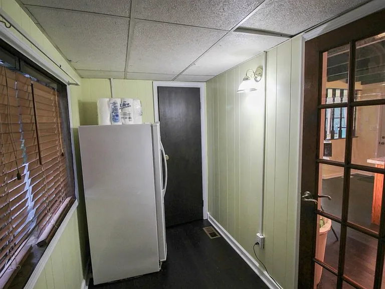 421 E Broadway St — Photo 17