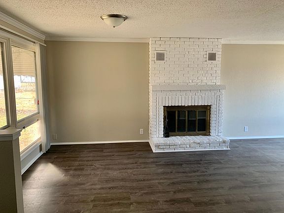 Living Room / Fireplace