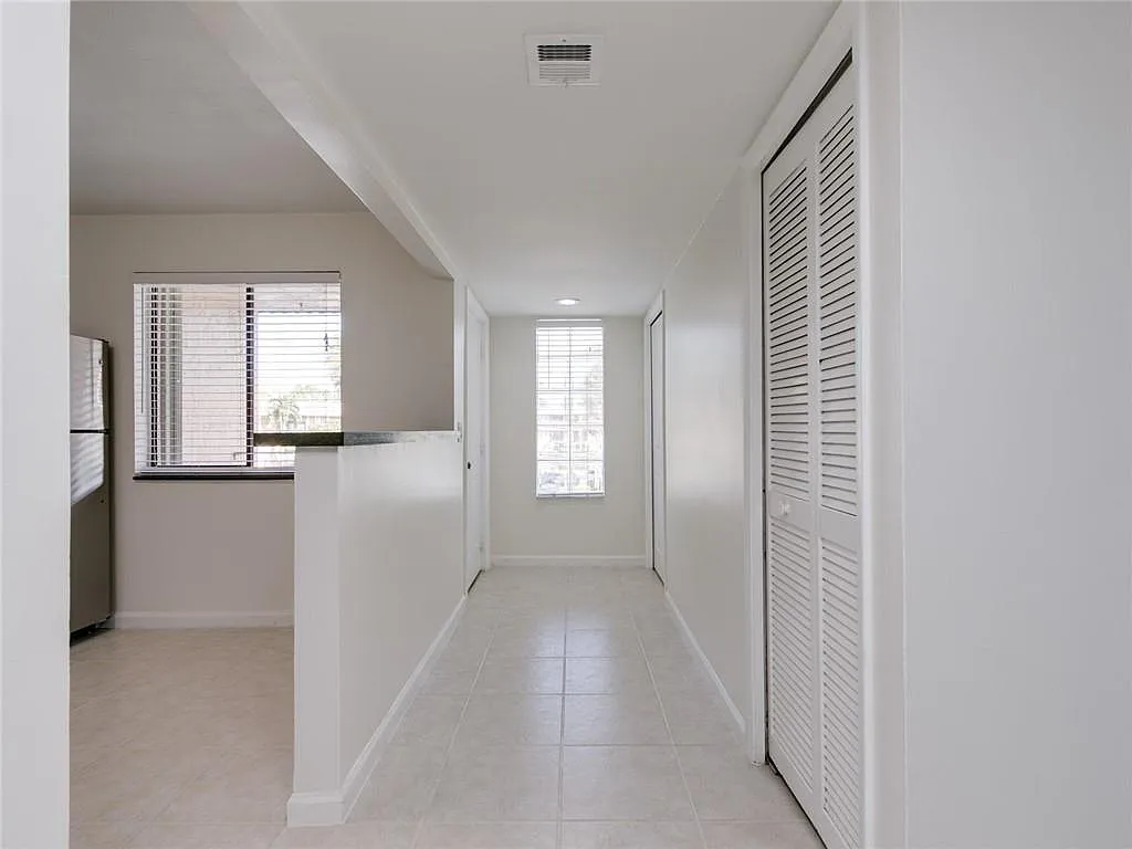 231 Lakeview Dr — Photo 3