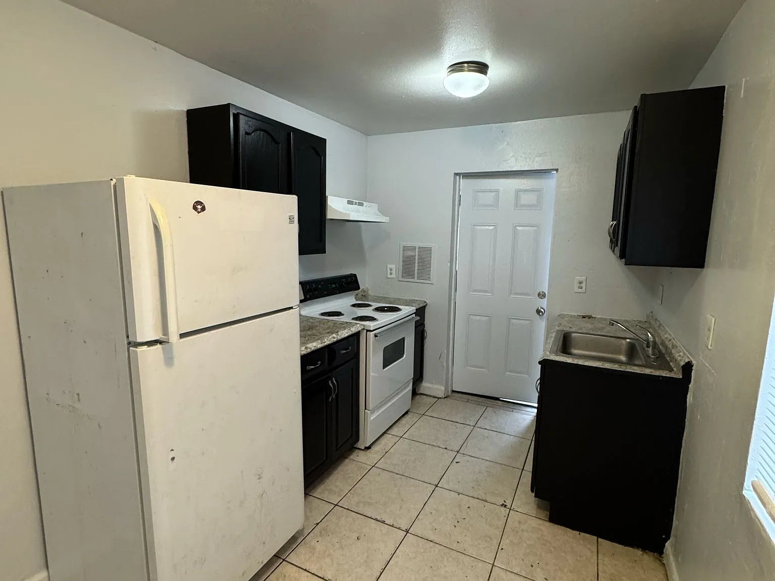 3 bed, 812 sqft, $1,300 — Photo 3