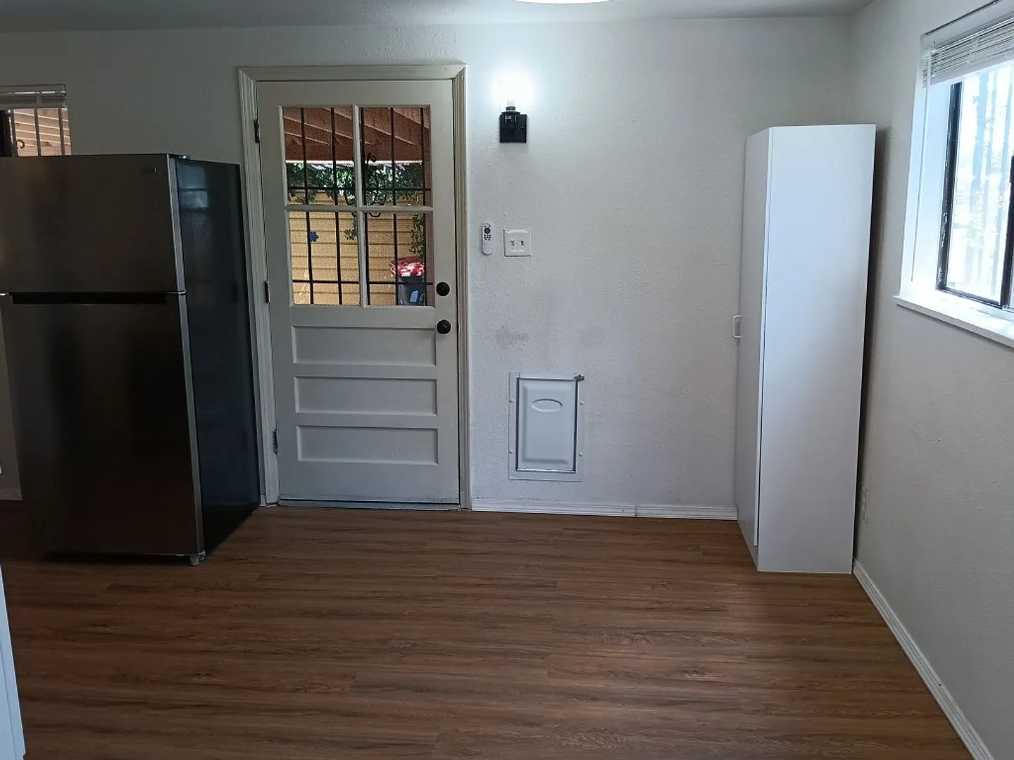 3 Bedroom, 1 Bathroom Home! Schedule a Showing Soon! — Photo 4