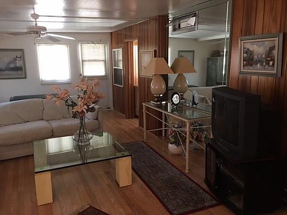 3rd image of 1368 Nettles Blvd