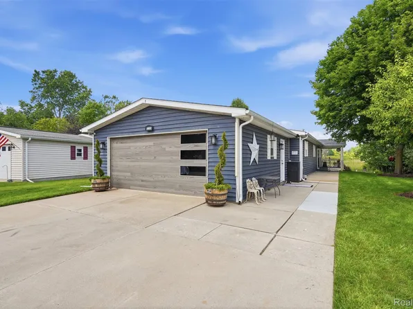 865 Beach Buggy Ln, Linden, MI 48451