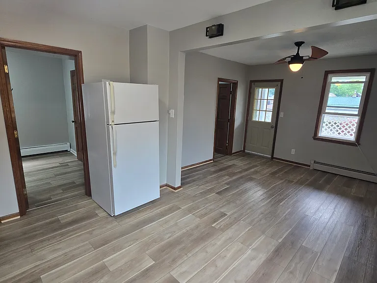1953 Falls St #3 — Photo 4