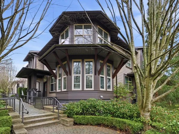 310 E 14th St, North Vancouver, BC V7L 2N6