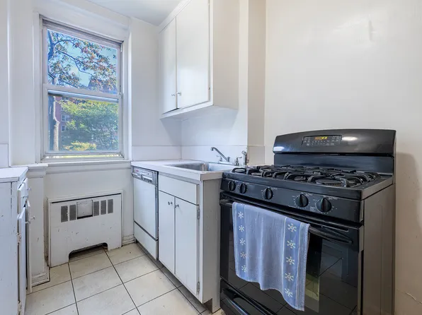 80 Knolls Crescent image 7 of 20