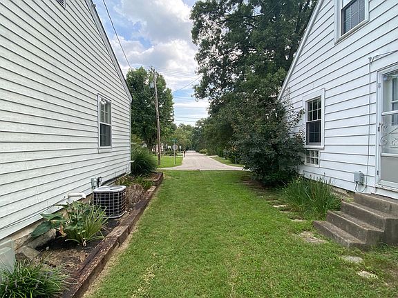 3rd image of 1915 E Maxwell Ln
