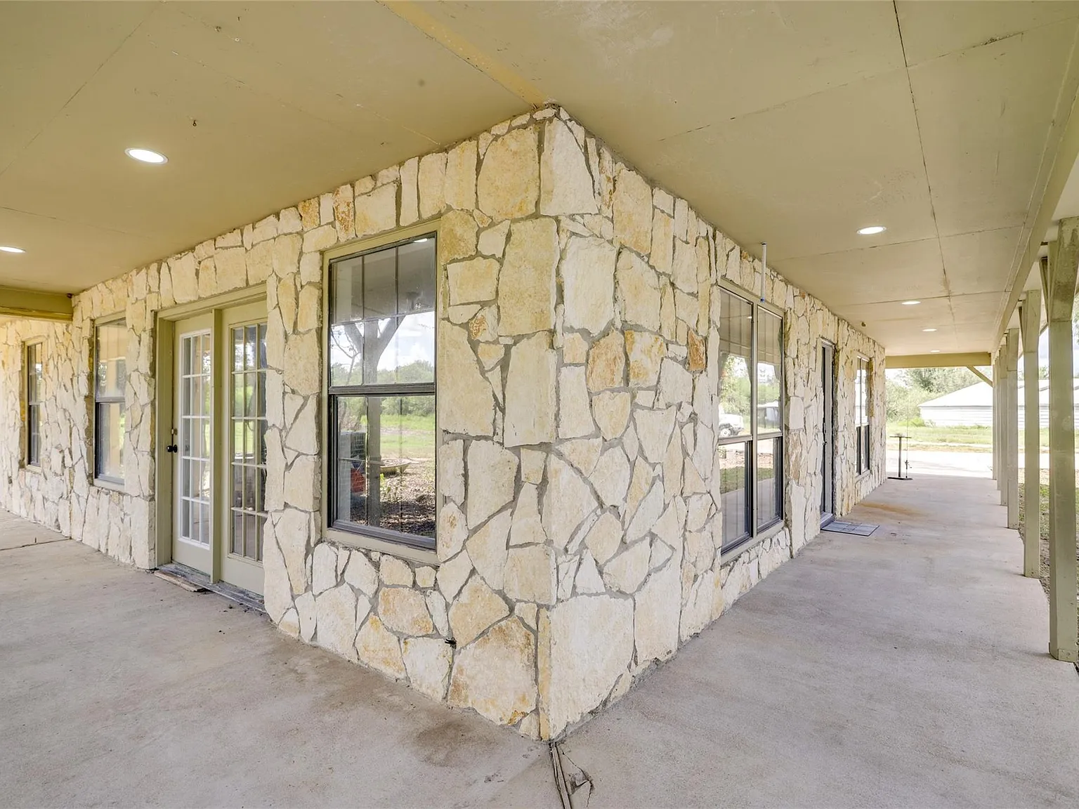2 bed, 1.5 bath, 2565 sqft, $2,100 — Photo 4