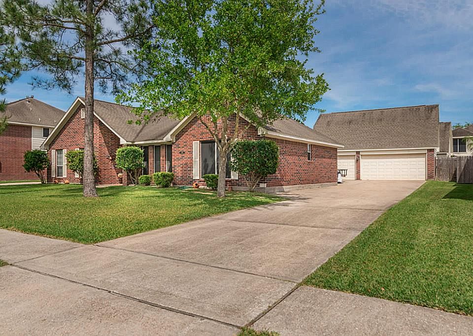 1st image of 208 Meadow Gate Dr
