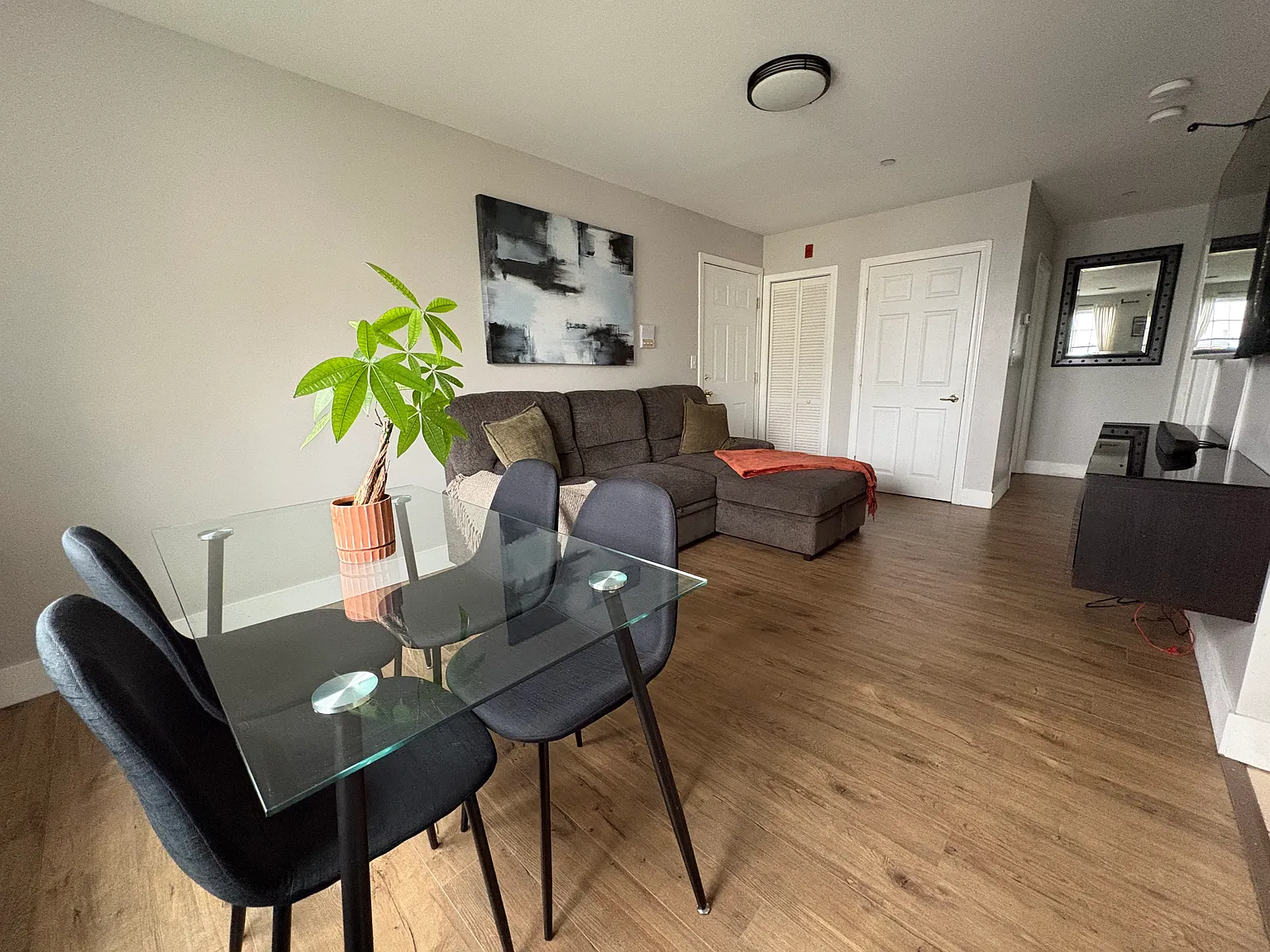 2 bed, 950 sqft, $1,900 — Photo 3