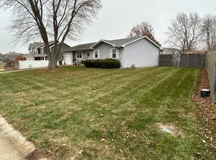 1304 Mockingbird Ln, Mahomet, IL 61853