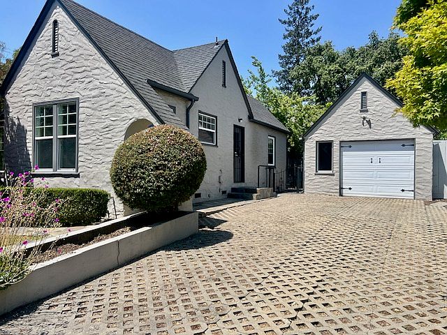 driveway for 2 car parking, 1 car garage. Ample parking at the street for guest