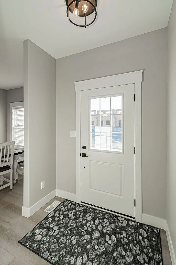 Fully Furnished Townhome Utilities & WiFi Included! — Photo 2