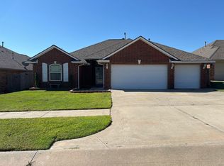 904 SW 39th St, Moore, OK 73160