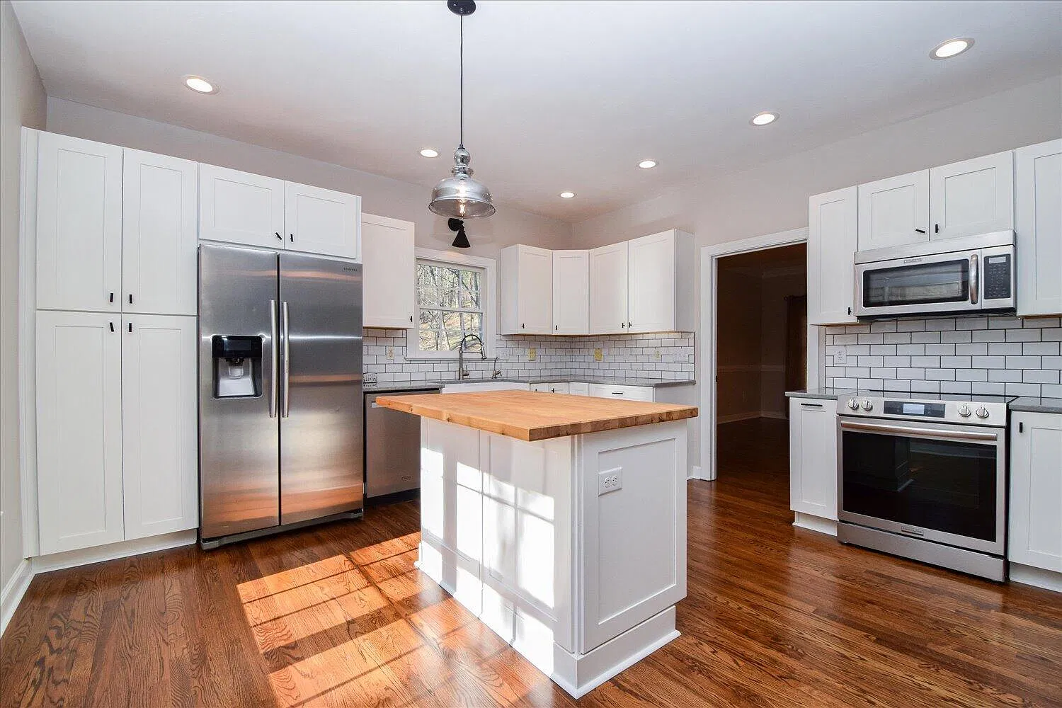 4 bed, 3.5 bath, 4216 sqft, $4,300 — Photo 2