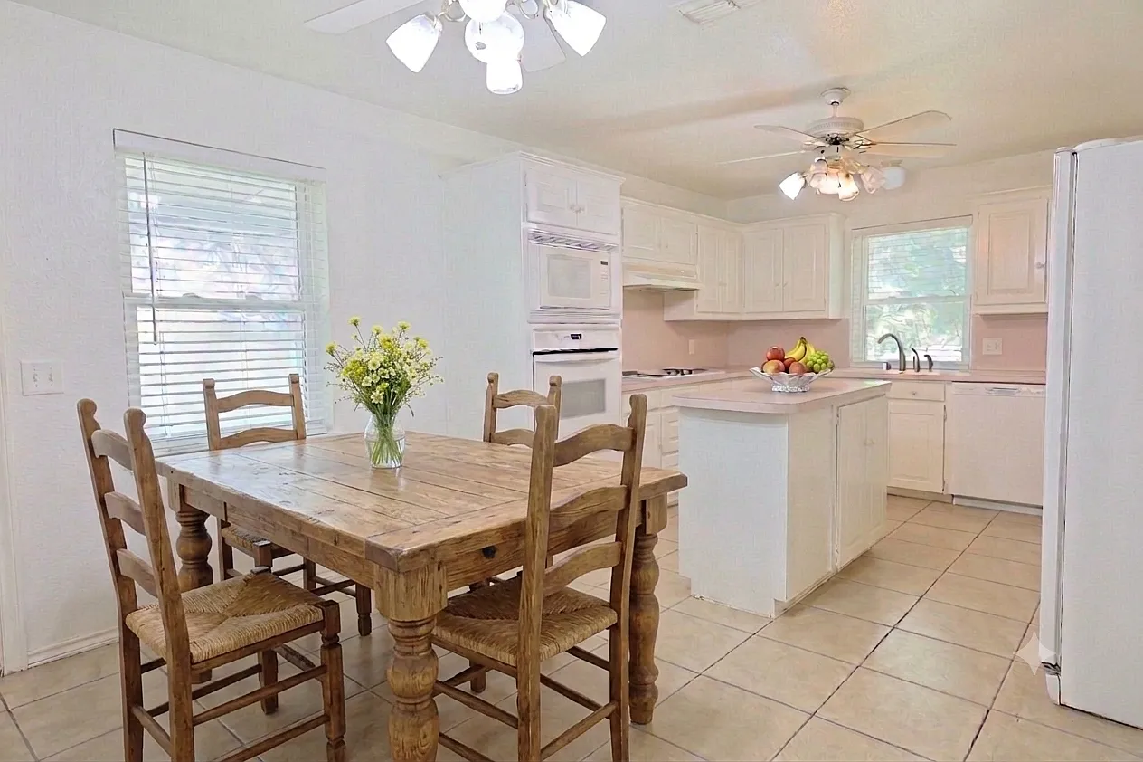 3 bed, 1565 sqft, $2,400 — Photo 2
