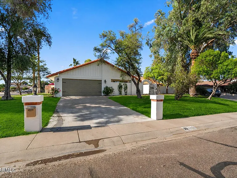 1756 W Echo Ln — Photo 2