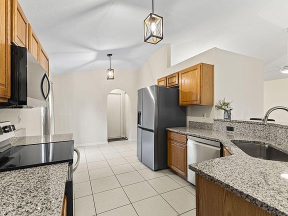 5th image of 2218 SE Seamist Street