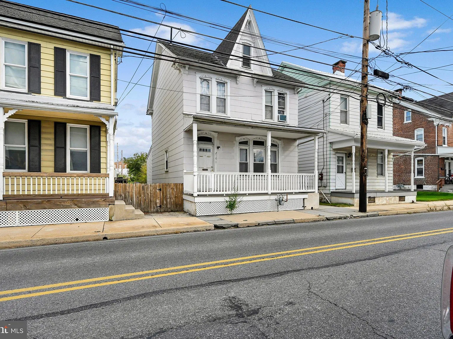 4 bed, 1.5 bath, 1320 sqft, $2,000 — Photo 3