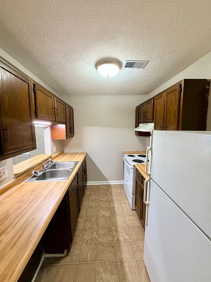 Newly Renovated Spacious 1 Bed in Amazing Location — Photo 1