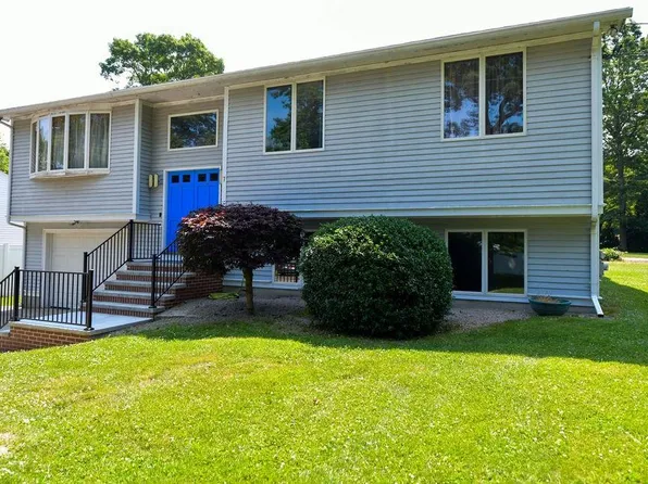 7 Woodhaven Dr, Johnston, RI 02919