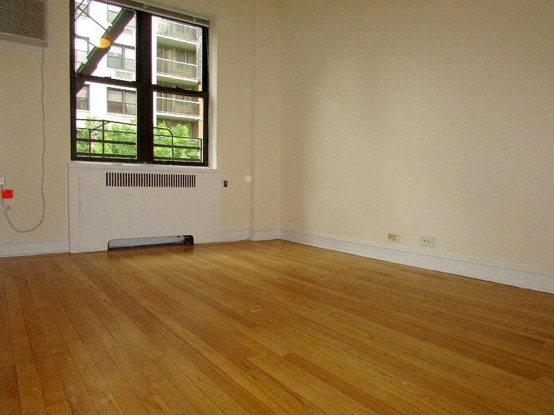 2nd image of 226 E 46th St