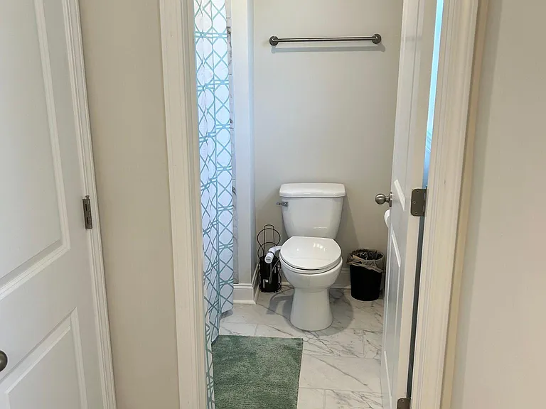 Upstairs/guest full bath