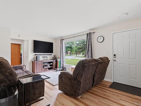 5th image of 5683 Buckingham Rd