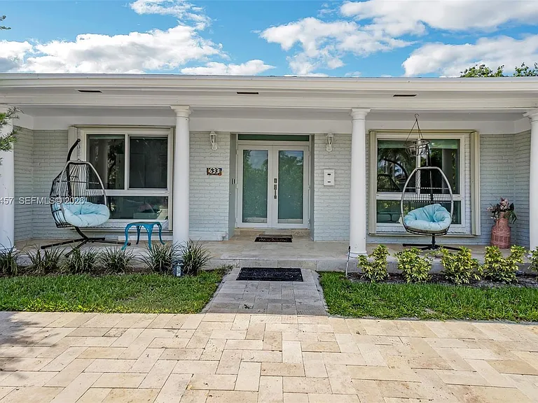633 N Crescent Dr — Photo 8