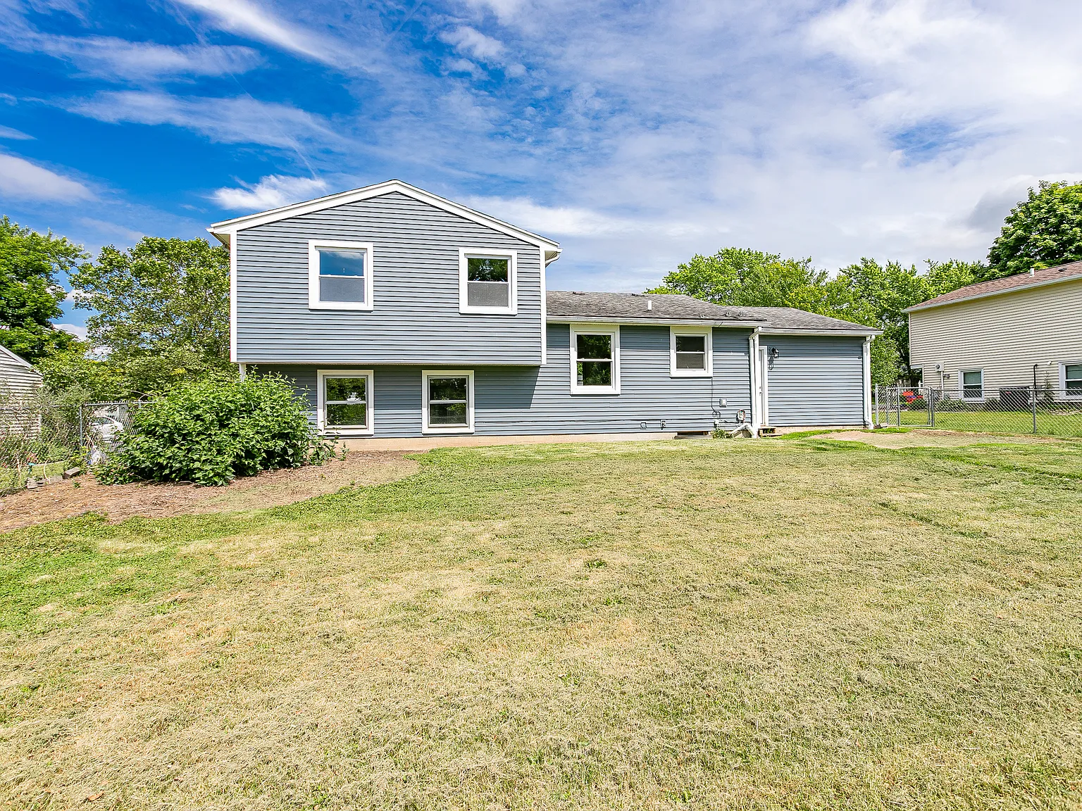 3 bed, 1.5 bath, 1588 sqft, $3,000 — Photo 3