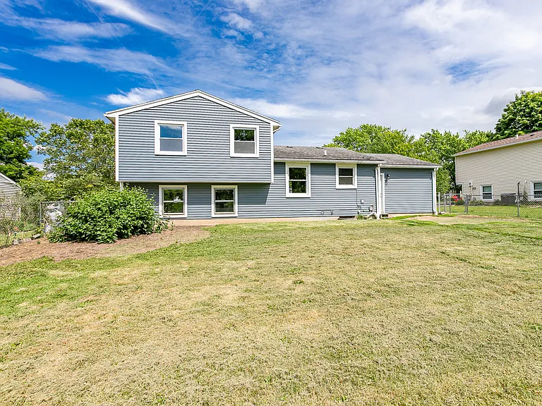 1736 Elmwood Cir — Photo 3