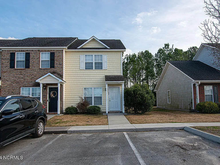 300 Streamwood Dr — Photo 2