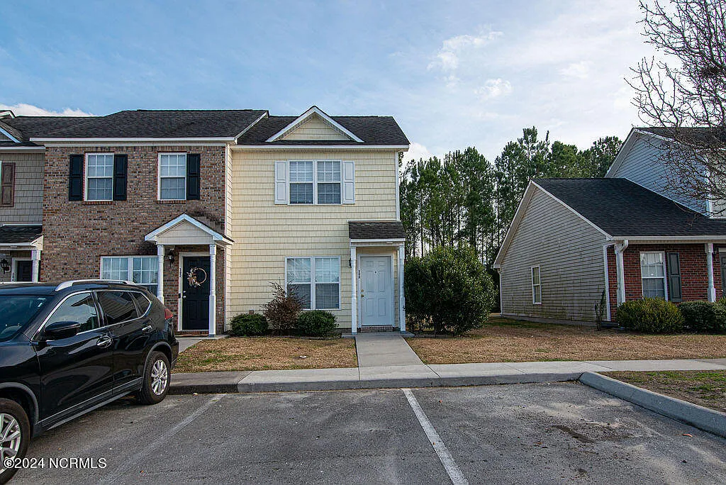 Building Photo - 300 Streamwood Dr