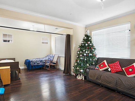 4th image of 692 Del Mar Cir
