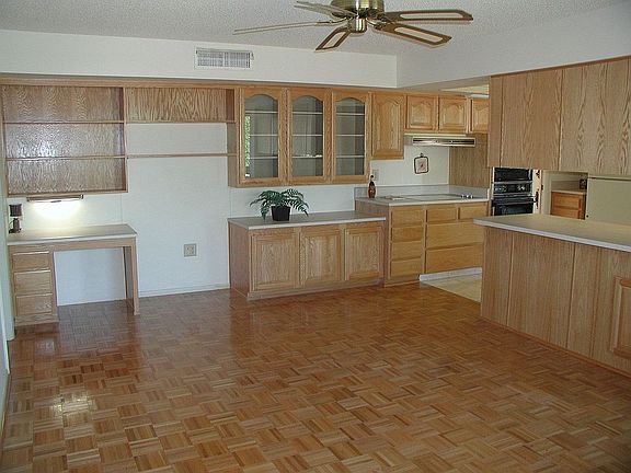 AZ Room w/Built-In Cabinets & Desk