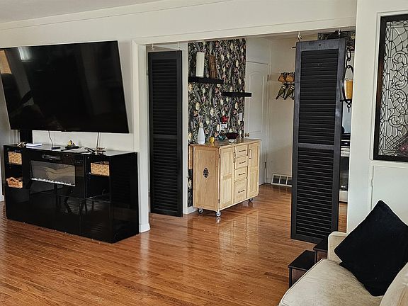 4th image of 215 Gates St