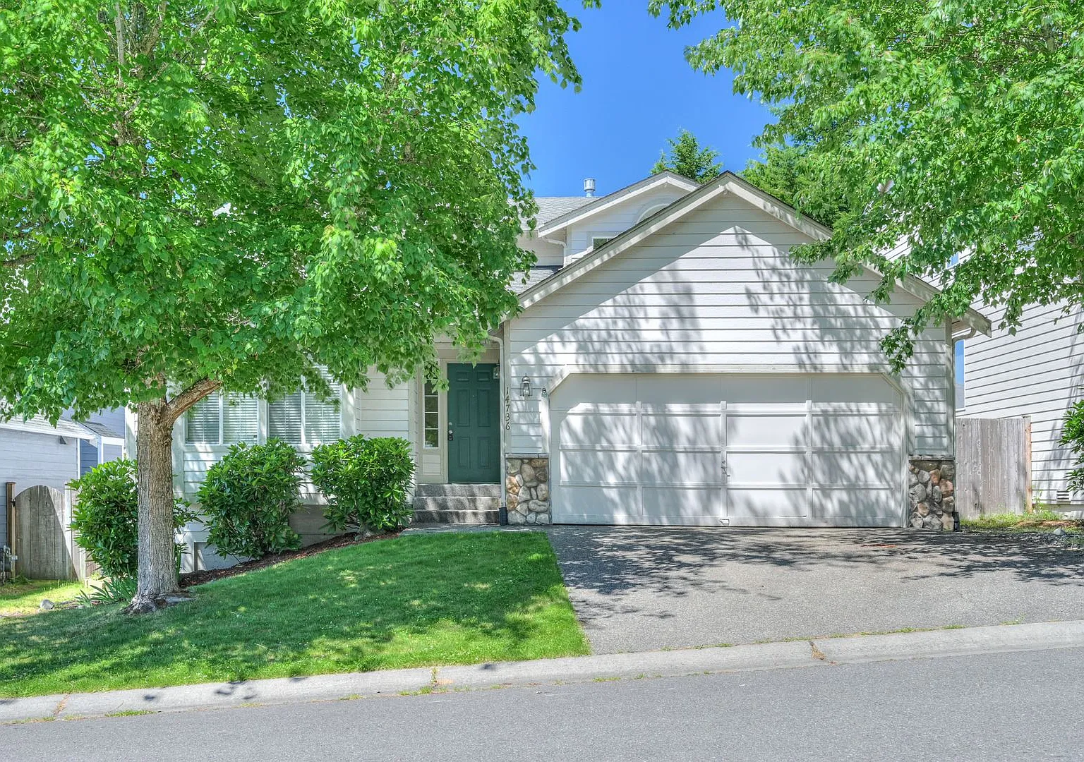 Lovely 4 bedroom in quiet Fairwood neighborhood! — Photo 2