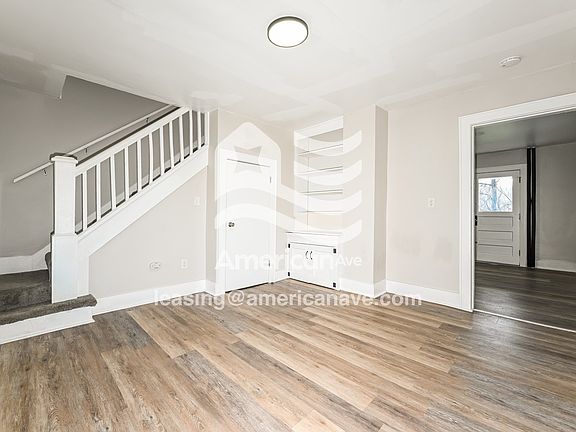1369336_002_living_room_13655082.jpg