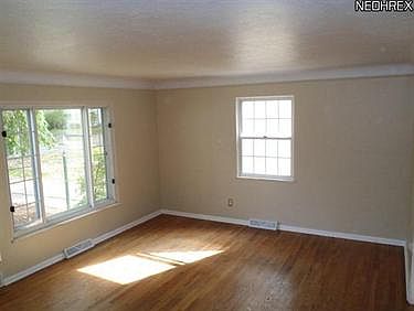 5th image of 3862 W 226th St