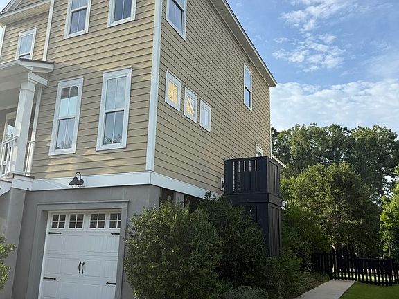 3rd image of 120 Clouter Creek Dr