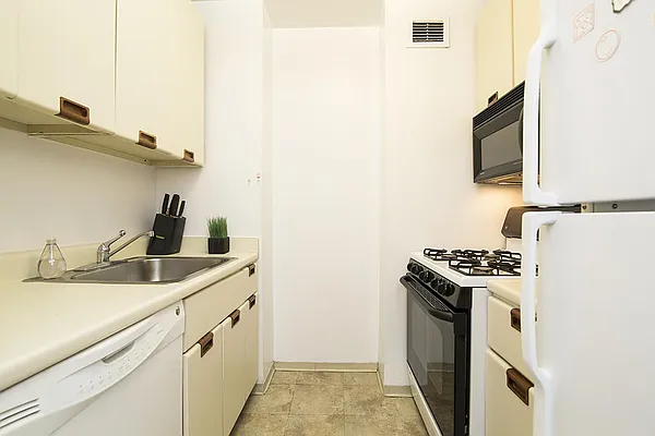 Rented by Siderow Residential Group | media 14