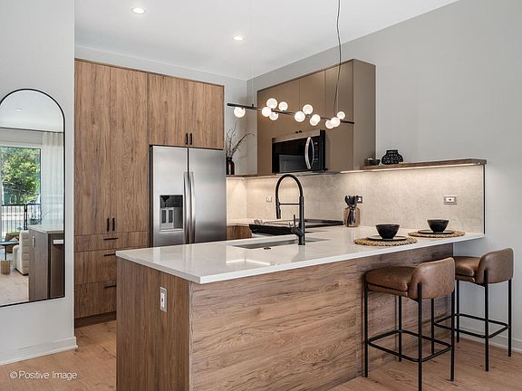 3rd image of 1257 N Ashland Ave #302