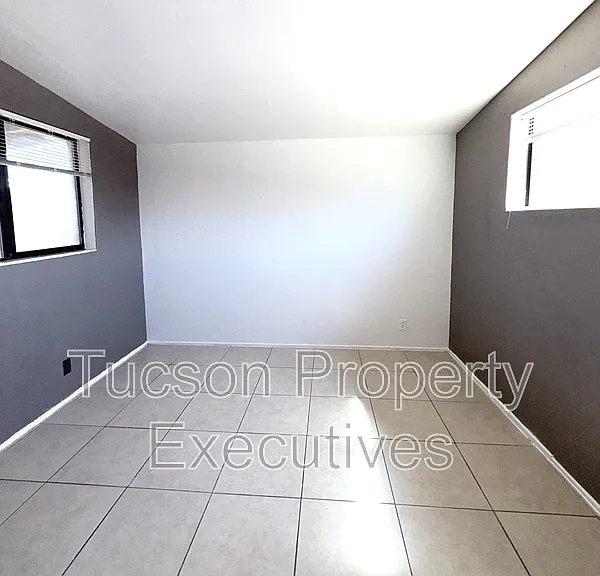 1646 N Beverly Ave — Photo 20