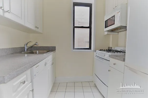 Rented by Manhattan Realty Group | media 36