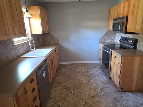 4th image of 1900 SE 26th Ave