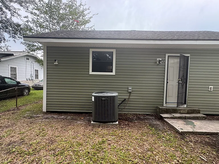 929 Saint Clair St — Photo 17