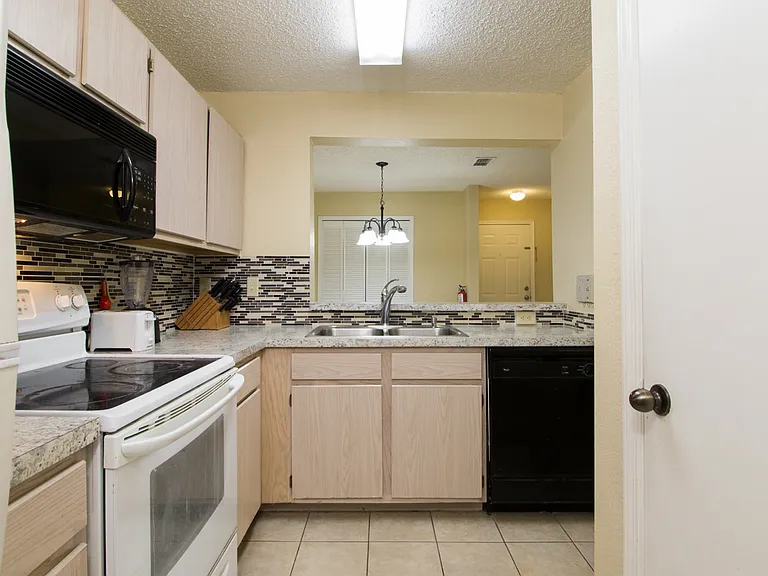 3705 SW 27th St #228 — Photo 7