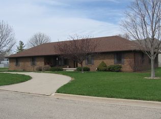 3001 Saint James Dr, Peru, IL 61354