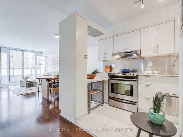 111 Elizabeth St #917, Toronto, ON M5G 1P7