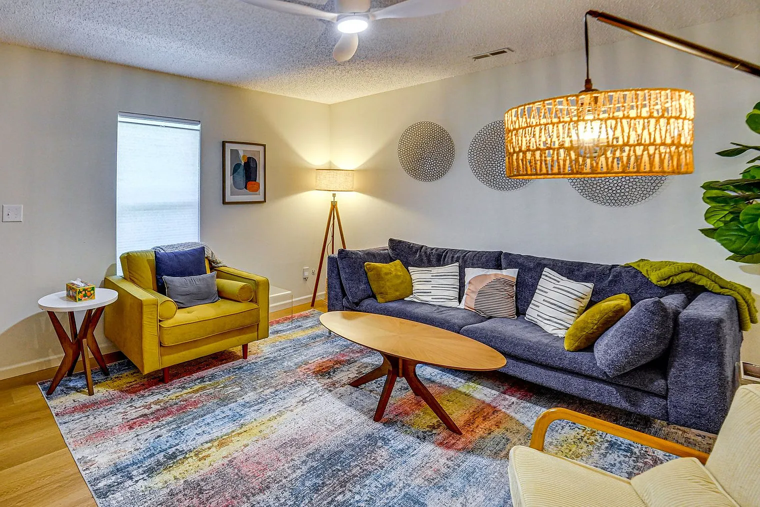 2 bed, 1.0 bath, 1001 sqft, $1,774 — Photo 2